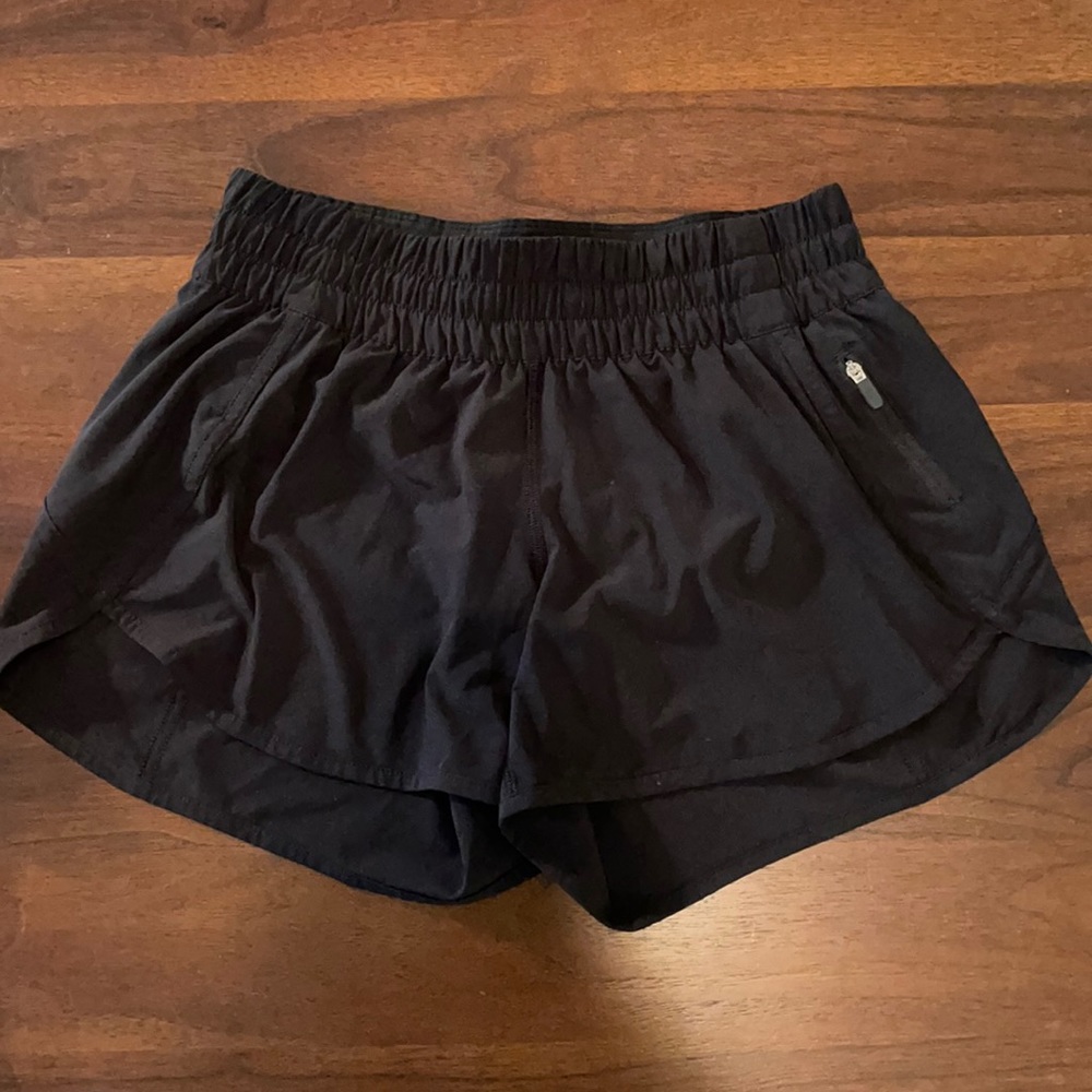 Lululemon tracker v shorts in black size 8